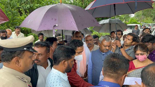 ಪಿರಿಯಾಪಟ್ಟಣ: ಮಳೆ ಹಾನಿ ಪ್ರದೇಶಗಳಿಗೆ ಸಚಿವ ಎಸ್.ಟಿ.ಸೋಮಶೇಖರ್ ಭೇಟಿ