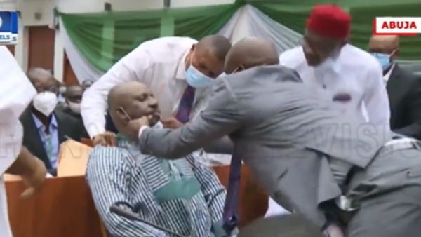 ವಿಡಿಯೋ: ಭ್ರಷ್ಟಾಚಾರದ ಬಗ್ಗೆ ಪ್ರಶ್ನೆ ಮಾಡುತ್ತಿದ್ದಂತೆ ಮೂರ್ಛೆ ನಾಟಕವಾಡಿದ ಅಧಿಕಾರಿ