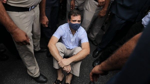 Video: ದೆಹಲಿಯ ನಡುರಸ್ತೆಯಲ್ಲೇ ಪ್ರತಿಭಟನೆ ಕುಳಿತ ರಾಹುಲ್ ಗಾಂಧಿ ಖಾಕಿ ವಶಕ್ಕೆ