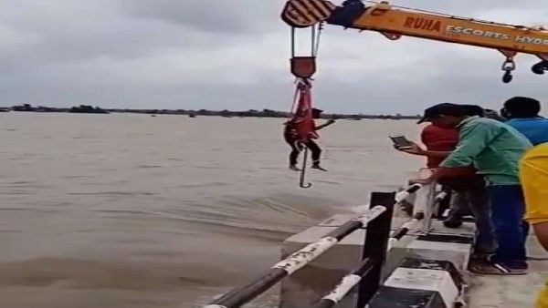 ಪ್ರವಾಹದ ಭೀತಿಯಲ್ಲೂ ಗುರ್ಜಾಪುರ್‌ ಬ್ಯಾರೇಜ್ ತೆರೆಯಲು ಕ್ರೇನ್‌ ಬಳಕೆ!