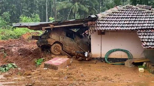 ದ.ಕದಲ್ಲಿ ರೆಡ್‌ ಅಲರ್ಟ್‌, ಬಂಟ್ವಾಳದಲ್ಲಿ ಮನೆ ಮೇಲೆ ಗುಡ್ಡಕುಸಿತ, 3 ಕಾರ್ಮಿಕರು ಸಾವು