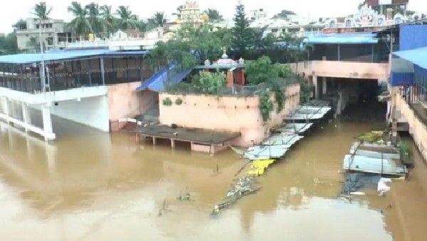 ಉಕ್ಕಿ ಹರಿಯುತ್ತಿರುವ ತುಂಗಭದ್ರಾ: ಉಕ್ಕಡಗಾತ್ರಿಯಲ್ಲಿ ಜಲದಿಗ್ಬಂಧನ
