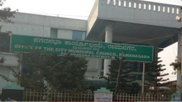 ರಾಮನಗರ ನಗರಸಭೆ ಅಧಿಕಾರಿಗಳ ನಿರ್ಲಕ್ಷ್ಯ: ಹಾವು ಕಚ್ಚಿ ಆಸ್ಪತ್ರೆ ಸೇರಿದ ಪೌರ ಕಾರ್ಮಿಕ