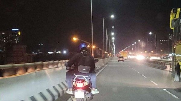 ವರ್ಕ್ ಫ್ರಂ ಪ್ಲೈಓವರ್: ಬೆಂಗಳೂರು ಟೆಕ್ಕಿಗೆ ಸರಿಸಾಟಿಯಿಲ್ಲ