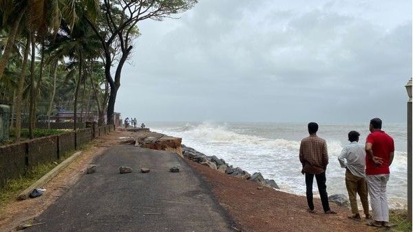ಉಳ್ಳಾಲದಲ್ಲಿ ಹೆಚ್ಚಾದ ಕಡಲ್ಕೊರೆತ; ಕೊಚ್ಚಿ ಹೋದ ರಸ್ತೆ, ಮನೆಗಳು