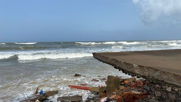 ಕರಾವಳಿಯಲ್ಲಿ ಕಡಲ ಅಬ್ಬರ: ನೋಡನೋಡುತ್ತಿದ್ದಂತೆಯೇ ಕಡಲ ಪಾಲಾದ ಮನೆ-ರಸ್ತೆ!