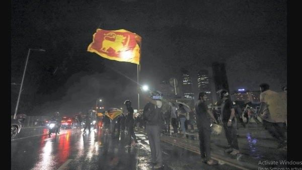 ವಿಡಿಯೋ: ಲಂಕಾ ಅಧ್ಯಕ್ಷ ಗೋಟಬಯ ಪೂಲ್‌ನಲ್ಲಿ ಪ್ರತಿಭಟನಾಕಾರರ ಈಜು