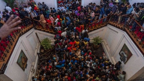 180 ಲಕ್ಷ ಏನಾಯ್ತು?: ಶ್ರೀಲಂಕಾ ಅಧ್ಯಕ್ಷ ರಾಜಪಕ್ಸೆ ಮನೆಗೆ ನುಗ್ಗಿದವರಿಗೆ ಸಿಕ್ಕಿದ್ದು ಗರಿಗರಿ ನೋಟು!