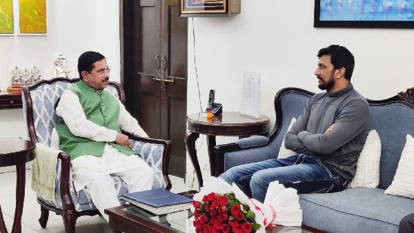 ನವದೆಹಲಿಯಲ್ಲಿ ಕೇಂದ್ರ ಸಚಿವ ಪ್ರಲ್ಹಾದ್ ಜೋಶಿ ಭೇಟಿ ಮಾಡಿದ ನಟ ಸುದೀಪ್