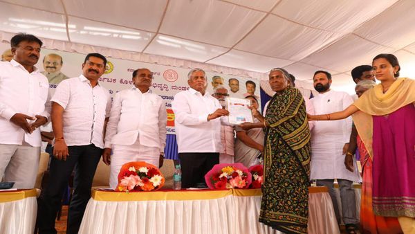 ಚಾಮರಾಜನಗರ: ಶತಮಾನದ ಬಳಿಕ ಪೌರಕಾರ್ಮಿಕರಿಗೆ ಸಿಕ್ತು ಮನೆ ಹಕ್ಕು