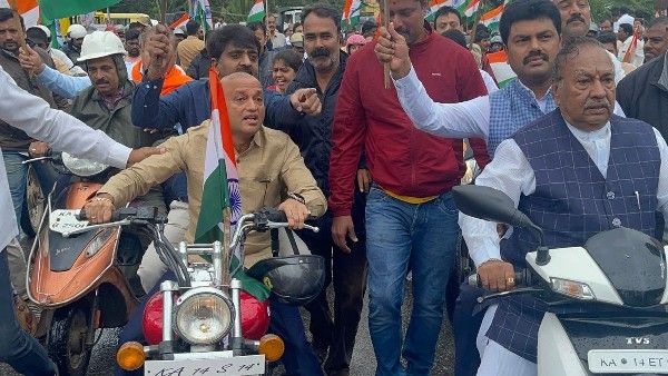 ಶಿವಮೊಗ್ಗದಲ್ಲಿ ಹೆಲ್ಮೆಟ್‌ ಇಲ್ಲದೆ ಬೈಕ್‌ ರ್‍ಯಾಲಿ ಮಾಡಿದ ಬಿಜೆಪಿ ನಾಯಕರು