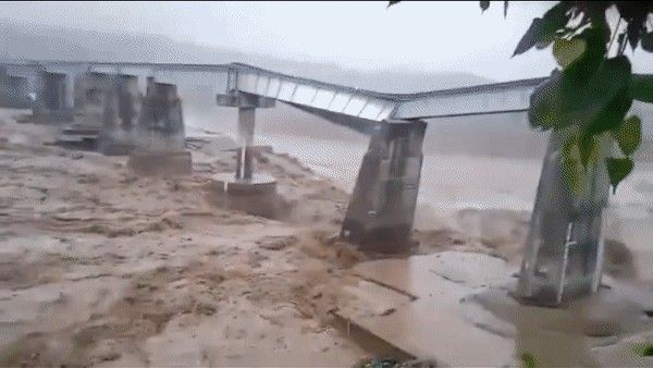 ಹಿಮಾಚಲ ಪ್ರದೇಶದಲ್ಲಿ ಭಾರಿ ಮಳೆ; ಕಣ್ಣ ಮುಂದೆಯೇ ಕೊಚ್ಚಿಹೋಯ್ತು ರೈಲ್ವೆ ಸೇತುವೆ