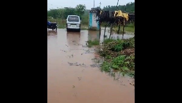 ಕೊಪ್ಪಳ, ಗದಗ ಜಿಲ್ಲೆಗಳಲ್ಲಿ ನಿಲ್ಲದ ವರುಣನ ಆರ್ಭಟ: ಮೆಣಸಿನಕಾಯಿ, ಹತ್ತಿ ಬೆಳೆ ಜಲಾವೃತ