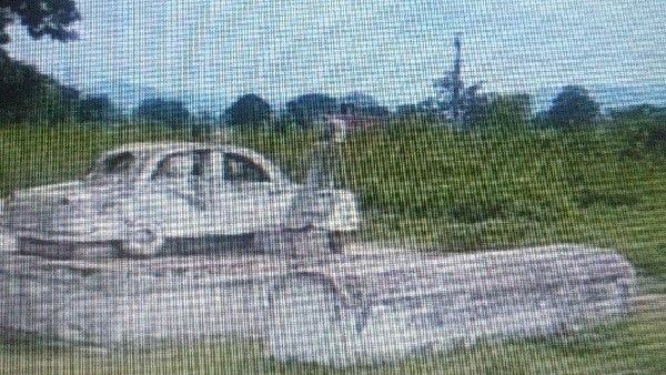 ಸ್ಮಶಾನದಲ್ಲಿ ಗೋರಿಗಳ ಮೇಲೆ ಕಾರು, ಜೀಪ್‌, ಟ್ರಕ್ ಕಲಾಕೃತಿ; ಯಾಕೆ ಈ ವಿಶಿಷ್ಟ ಆಚರಣೆ ?