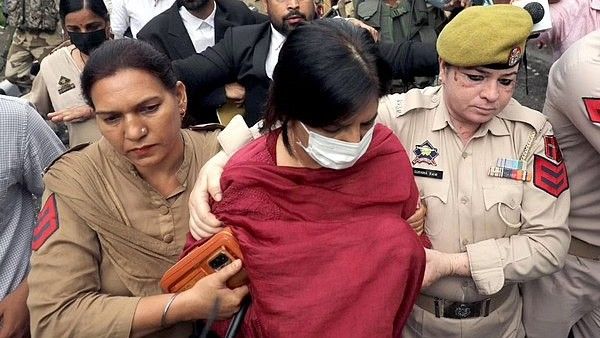 Breaking: ಮೆಹಬೂಬಾ ಮುಫ್ತಿ ಸಹೋದರಿಗೆ ಕೋರ್ಟ್ ವಾರಂಟ್