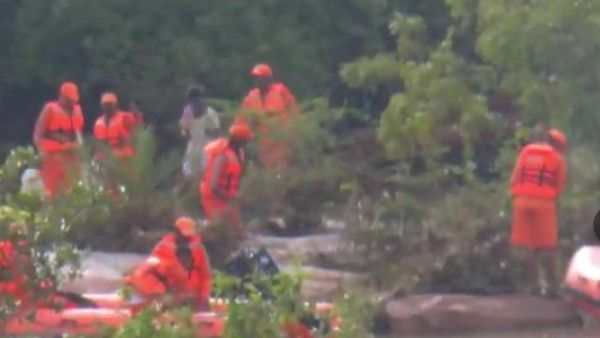 ಗಂಗಾವತಿ ಬಳಿ ನಡುಗಡ್ಡೆಯಲ್ಲಿ ಸಿಲುಕಿದ್ದ 100 ಕುರಿ, ಕುರಿಗಾಹಿ ರಕ್ಷಣೆ