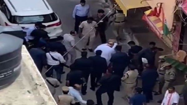 Viral Video: ಅಮಿತ್ ಶಾ ಚಪ್ಪಲಿ ಹಿಡಿದ ತೆಲಂಗಾಣದ ಬಿಜೆಪಿಗನಿಗೆ ವೈರಲ್ ಏಟು!