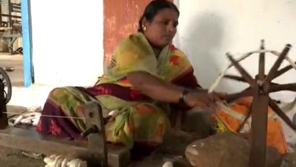 ರಾಷ್ಟ್ರಧ್ವಜ ನೇಯುವುದೇ ದೊಡ್ಡ ಗೌರವ, ಆದರೆ ಸಂಬಳ ಕೇಳಂಗಿಲ್ಲ!