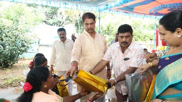 Breaking:ಬಿಬಿಎಂಪಿ ಚುನಾವಣೆ: ಪದ್ಮನಾಭನಗರದಲ್ಲಿ ಗೌರಿ ಗಣೇಶ ಹಬ್ಬದ ನೆಪ ಬಾಗೀನ, ಸೀರೆ ಬಳುವಳಿ!