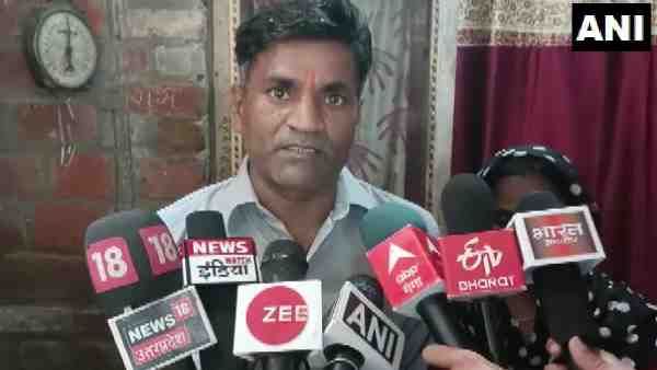 ಯುಪಿಯಲ್ಲಿ ತ್ರಿವರ್ಣ ಧ್ವಜ ಹಂಚಿದ್ದಕ್ಕೆ 'ತಲೆ ಬೇರ್ಪಡಿಸುವ ಬೆದರಿಕೆ'