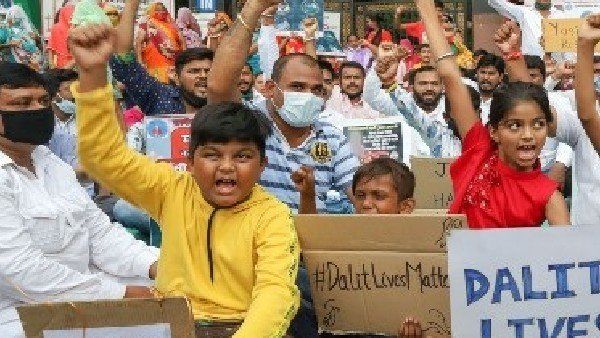 Breaking: ಸಮವಸ್ತ್ರ ಧರಿಸಿಲ್ಲ ಎಂದು ದಲಿತ ಬಾಲಕಿ ಮೇಲೆ ಹಲ್ಲೆ