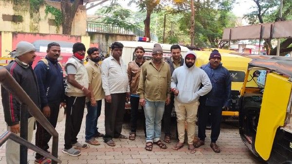 ಮಾರುವೇಷ ಧರಿಸಿ ಆಟೋಚಾಲಕರಿಗೆ ಬಿಸಿ ಮುಟ್ಟಿಸಿದ ಧಾರವಾಡ ಪೊಲೀಸ್!