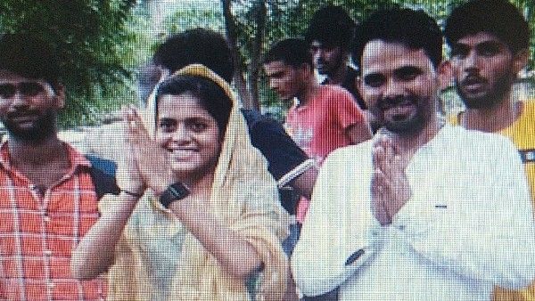 ವಿದ್ಯಾರ್ಥಿ ನಾಯಕತ್ವಕ್ಕೆ ಅನರ್ಹನಾದ, ಪ್ರತಿಸ್ಪರ್ಧಿ ಗೆಳತಿ ಜೊತೆ ನಿಶ್ಚಿತಾರ್ಥ ಮಾಡಿಕೊಂಡ ಭೂಪ!