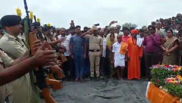 ಧಾರವಾಡ: ಹೃದಯಾಘಾತದಿಂದ ಯೋಧ ಸಾವು, ಸೇನಾ ಗೌರವದೊಂದಿಗೆ ಅಂತ್ಯಕ್ರಿಯೆ