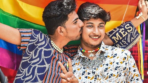 ಸಲಿಂಗಕಾಮಿಗಳ ಹಕ್ಕು: ಮದುವೆ ಮಾಡಿಸುವವರುಂಟು, ಮಸಣಕ್ಕೆ ಕಳುಹಿಸುವವರೂ ಉಂಟು