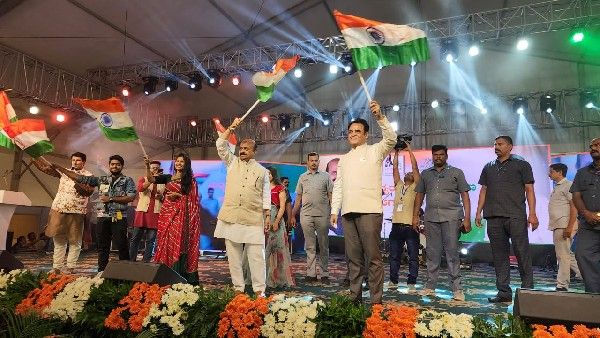 ಬೆಂಗಳೂರಿನ ಮಲ್ಲೇಶ್ವರಂನಲ್ಲಿ ಮಧ್ಯರಾತ್ರಿ ಸಿಎಂ ಬೊಮ್ಮಾಯಿ ಧ್ವಜಾರೋಹಣ