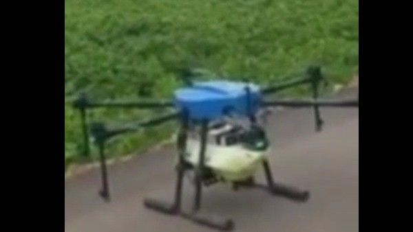 ಧಾರವಾಡ: ರೋಗಕ್ಕೆ ತುತ್ತಾದ ಬೆಳೆಗಳು- ಔಷಧಿ ಸಿಂಪಡಣೆಗೆ ಡ್ರೋಣ್ ಮೊರೆಹೋದ ರೈತರು