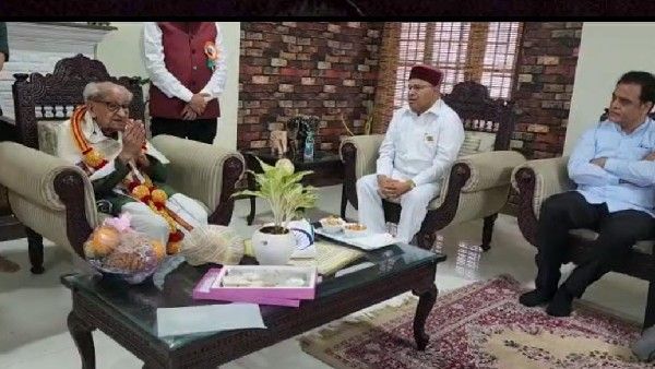 ಸ್ವಾತಂತ್ರ್ಯ ಹೋರಾಟಗಾರರ ಮನೆಗೆ ತೆರಳಿ ರಾಜ್ಯಪಾಲ ಥಾವರ್ ಚೆಂದ್ ಗೆಹಲೋಟ್ ಸನ್ಮಾನ