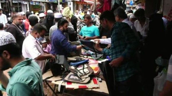 ಭಟ್ಕಳ:ನೆರೆ ಹಾನಿ ವಸ್ತುಗಳು ಅಲ್ಪ ಬೆಲೆಗೆ ಮಾರಾಟ; ಖರೀದಿಗೆ ಮುಗಿಬಿದ್ದ ಜನ!