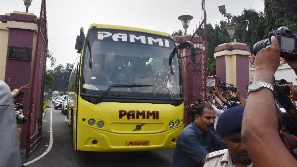 ಜಾರ್ಖಂಡ್‌ನಲ್ಲಿ 'ಆಪರೇಷನ್ ಕಮಲ'ದ ಭೀತಿ: ಸಿಎಂ ಸೊರೇನ್ ಶಾಸಕರೊಂದಿಗೆ ಬಸ್‌ ಹತ್ತಿ ಹೊರಟಿದ್ದು ಎಲ್ಲಿಗೆ?