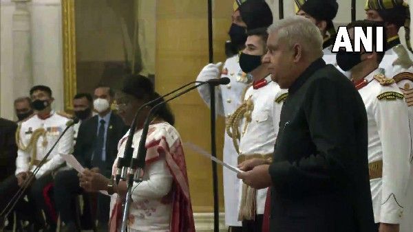 ಭಾರತದ 14ನೇ ಉಪರಾಷ್ಟ್ರಪತಿಯಾಗಿ ಪ್ರಮಾಣ ವಚನ ಸ್ವೀಕರಿಸಿದ ಜಗದೀಪ್ ಧನಕರ್