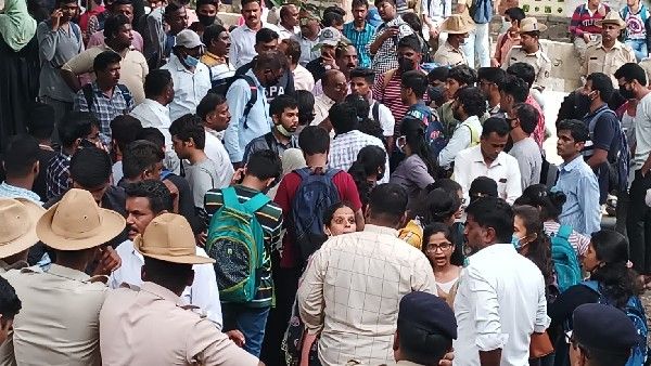 ಕೆಇಎ ವಿರುದ್ಧ ಸಿಇಟಿ ಪುನರಾವರ್ತಿತ ವಿದ್ಯಾರ್ಥಿಗಳ ಪ್ರತಿಭಟನೆ