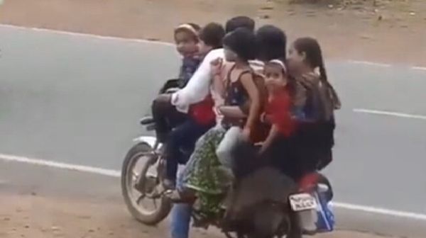 ಬೈಕ್ ಒಂದು 7 ಮಂದಿ ಪ್ರಯಾಣ: ವಿಡಿಯೋ ವೈರಲ್