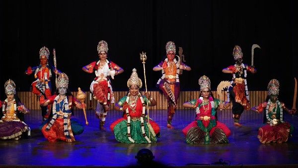 48 ವಿದ್ಯಾರ್ಥಿನಿಯರಿಂದ ಅಮೋಘ ಭರತನಾಟ್ಯ ಪ್ರದರ್ಶನ