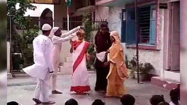 Fact check: ‘ಭಾರತ ಮಾತೆ’ಯಾಗಿದ್ದ ವಿದ್ಯಾರ್ಥಿಗೆ ನಮಾಜ್ ಮಾಡಲು ಒತ್ತಾಯ?