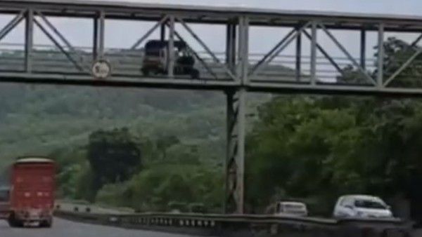 ಮಹಾರಾಷ್ಟ್ರ: ಹೆದ್ದಾರಿ ದಾಟಲು ಸ್ಕೈ ವಾಕರ್‌ನಲ್ಲಿ ಆಟೋ ಚಲಾಯಿಸಿ ಭೂಪ