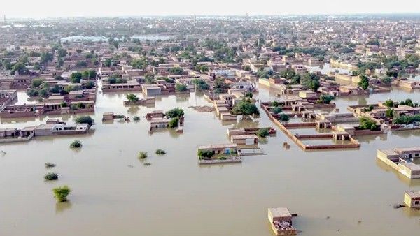 ಪಾಕ್ ಪ್ರವಾಹಗಳಿಗೆ 1,000 ಸಾವು: ಹೆಲಿಕಾಪ್ಟರ್ ಲ್ಯಾಂಡಿಂಗ್‌ಗೆ ಸಿಗದ ಒಣ ಪ್ರದೇಶ