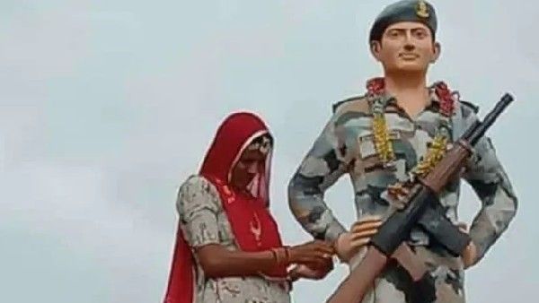 ರಾಜಸ್ಥಾನ: ಹುತಾತ್ಮರಾದ ಸಹೋದರನ ಪ್ರತಿಮೆಗೆ ರಾಖಿ ಕಟ್ಟಿದ ಮಹಿಳೆ