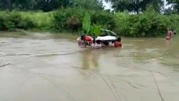 ಒಡಿಶಾ ಮಳೆ: ಎದೆಯ ಆಳದ ನೀರಿನಲ್ಲಿ ಶವ ಹೊತ್ತೋಯ್ದ ಸಂಬಂಧಿಕರು