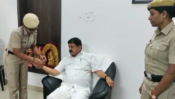 ರಕ್ಷಾ ಬಂಧನ: ಮಹಿಳಾ ಕಾನ್ಸ್‌ಸ್ಟೇಬಲ್ಸ್‌ರಿಂದ ರಾಖಿ ಕಟ್ಟಿಸಿಕೊಂಡ ಗೃಹ ಸಚಿವರು