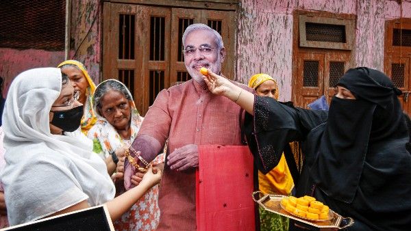 ತೈಲ ಬೆಲೆ ಅಗ್ಗ: ರಕ್ಷಾಬಂಧನದಂದು ಸಹೋದರನಿಗಾಗಿ 'ರಾಖಿ'ಯ ಸಿಹಿತಿಂಡಿ ಖರೀದಿಸಿ