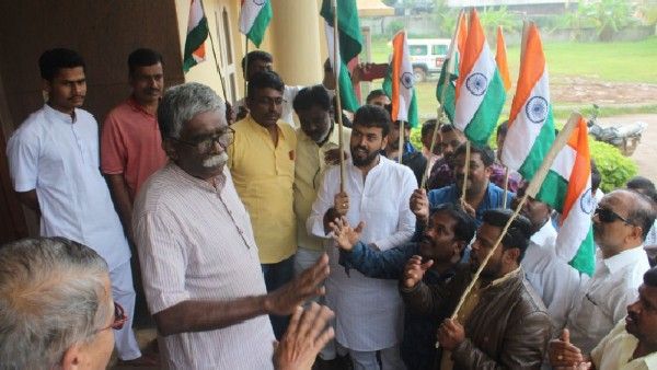 ಹುಬ್ಬಳ್ಳಿಯ ಆರ್‌ಎಸ್‌ಎಸ್‌ ಕಚೇರಿಗೆ ತೆರಳಿ ರಾಷ್ಟ್ರಧ್ವಜ ಕೊಟ್ಟ ಕಾಂಗ್ರೆಸ್ ಕಾರ್ಯಕರ್ತರು