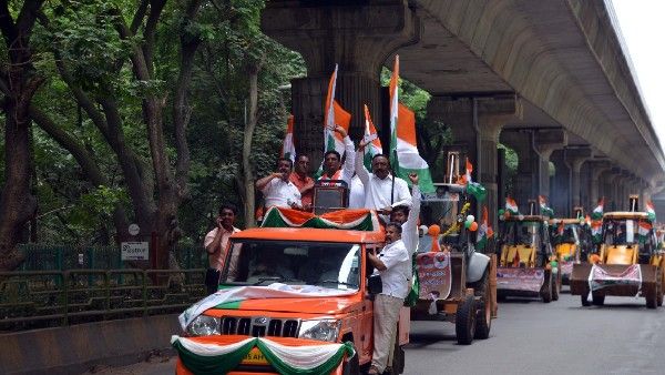 ಬೆಂಗಳೂರಿನಲ್ಲಿ 50 ಜೆಸಿಬಿ, 50 ಟ್ರ್ಯಾಕ್ಟರ್‌ಗಳ ಮೂಲಕ ಬೃಹತ್ ಮೆರವಣಿಗೆ