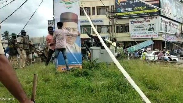 ಮತ್ತೆ ಭುಗಿಲೆದ್ದ ಸಾವರ್ಕರ್ ಫೋಟೊ ವಿವಾದ: ಶಿವಮೊಗ್ಗದಲ್ಲಿ ಲಘು ಲಾಠಿ ಪ್ರಹಾರ, ನಿಷೇಧಾಜ್ಞೆ