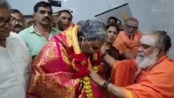 ಕಾಶೀಹಾರ ಚುನಾವಣೆ ತನಕ ನಿಮ್ಮ ಕೊರಳಲ್ಲೇ ಇರಲಿ: ಸಿದ್ದರಾಮಯ್ಯಗೆ ಶ್ರೀಗಳ 'ಶ್ರೀರಕ್ಷೆ'