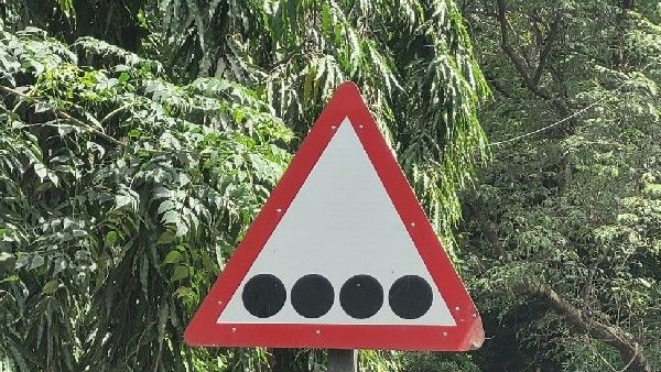 ಬೆಂಗಳೂರಿನ ರಸ್ತೆಯಲ್ಲಿ ಹೊಸ ರೀತಿಯ ಸೂಚನಾ ಫಲಕ ಕಂಡು ತಲೆ ಕೆಡಿಸಿಕೊಂಡ ವಾಹನ ಸವಾರರು